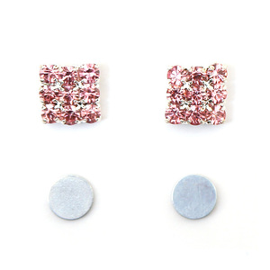 Quadratische magnetische Ohrringe mit rosa Strass