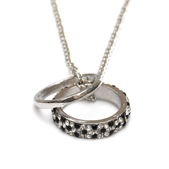 Silberfarbene Ringe, mit klaren und schwarzen Strasssteinen