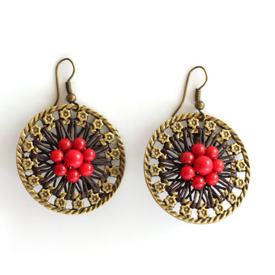 Vintage-style floral pattern hoop earrings