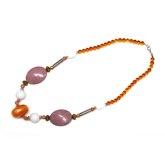 Orangefarbene Halskette mit verschiedenartigen Perlen