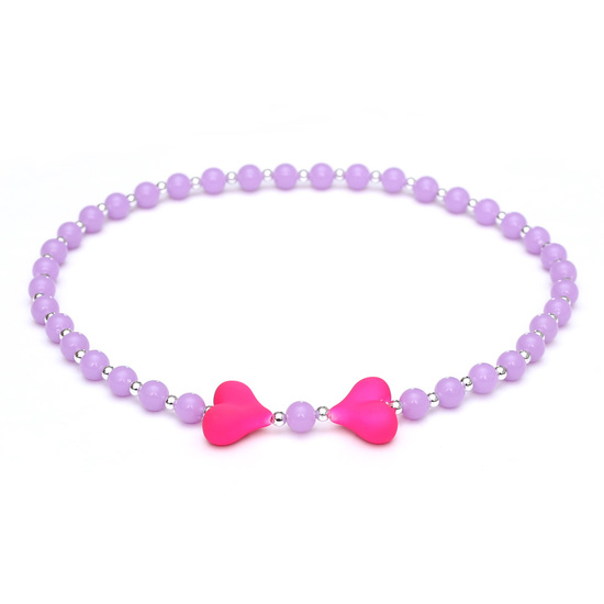 Elastische Kinderhalskette mit lavenderfarbigen Perlen und rosa Herzen aus Acryl